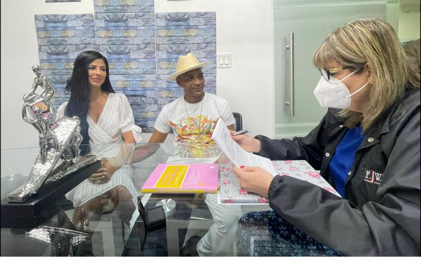 Cantautor cubano Descemer Bueno se casa con la modelo cubana Darlenis