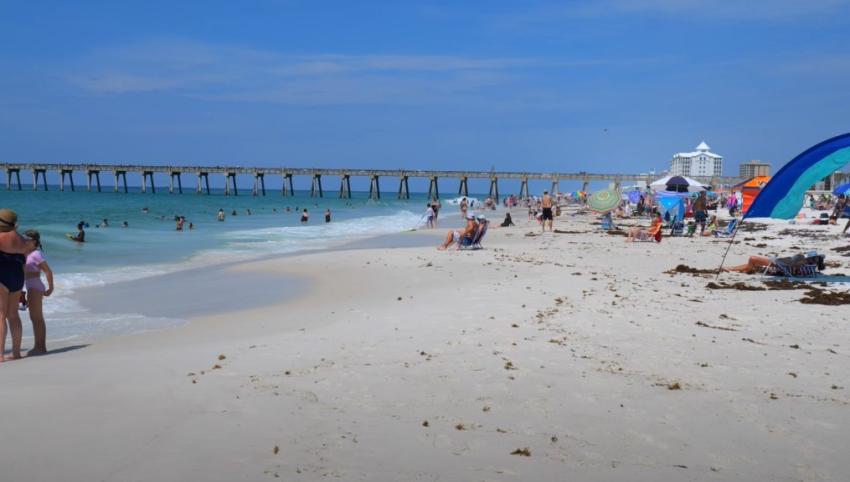 Turista en Florida grave tras contraer bacteria come carne en una playa de Florida