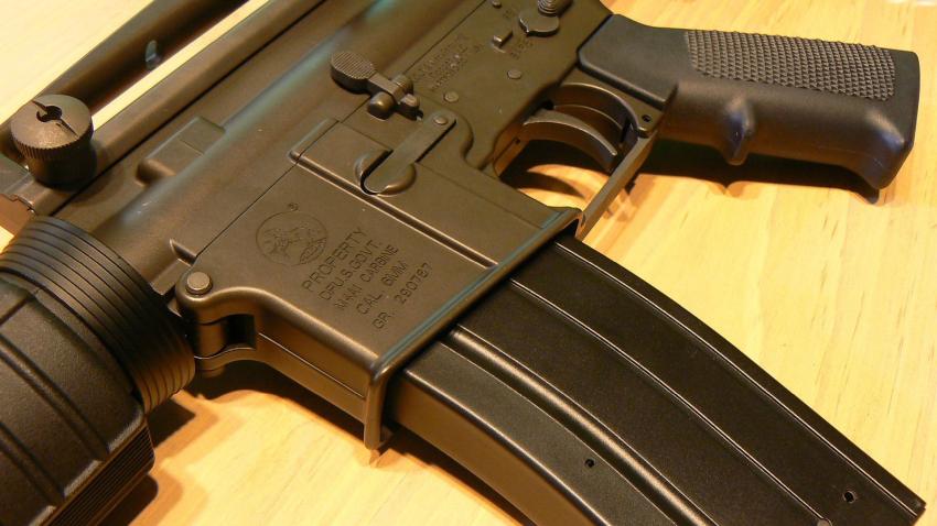 Distrito escolar en Florida pondrá un fusil AR-15 en cada escuela como medida de seguridad ante tiroteos masivos