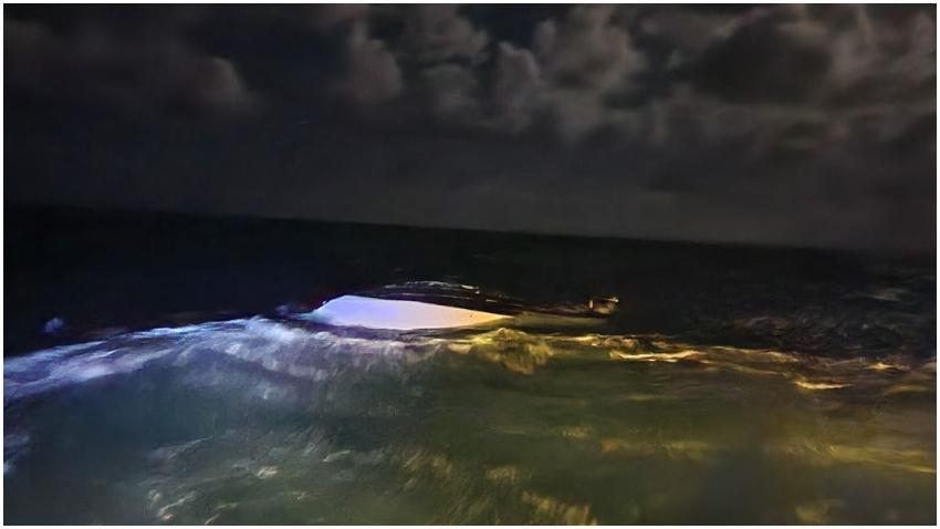 Guardia Costera de Estados Unidos rescata a cuatro personas después de que su bote se volcara en un cayo en Miami-Dade