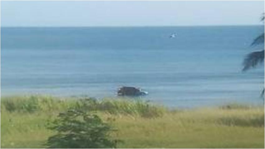 Camión termina en el mar a la salida del túnel de La Habana en Playa del Chivo