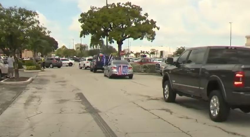 Cientos de cubanos realizan caravana desde Hialeah hasta Palm Beach para apoyar a Donald Trump