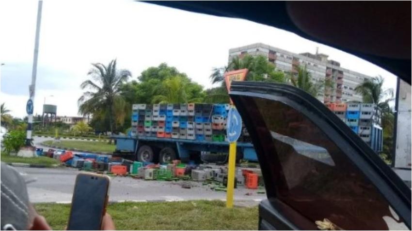 Camión de carga deja caer decenas de cajas con botellas de cerveza en Villa Clara