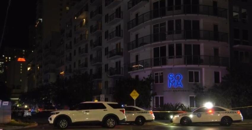 Policía investiga caso de asesinato y suicidio en la calle del barrio de Brickell en Miami