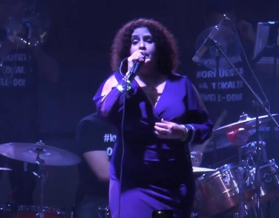 La cantante Yeny Valdés comparte su felicidad al dar la bienvenida a su tío que llegó a Estados Unidos