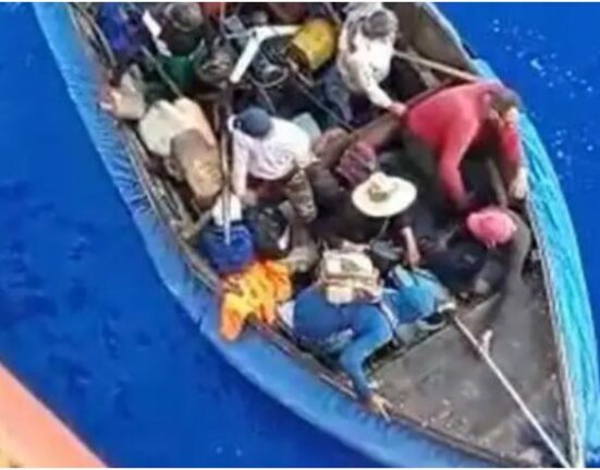 Marina de México recata a balseros cubanos que navegaban a la deriva