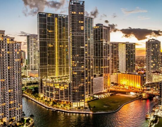 Residentes de Miami necesitan ganar al menos $100 mil dólares al año para poder vivir cómodamente en la ciudad