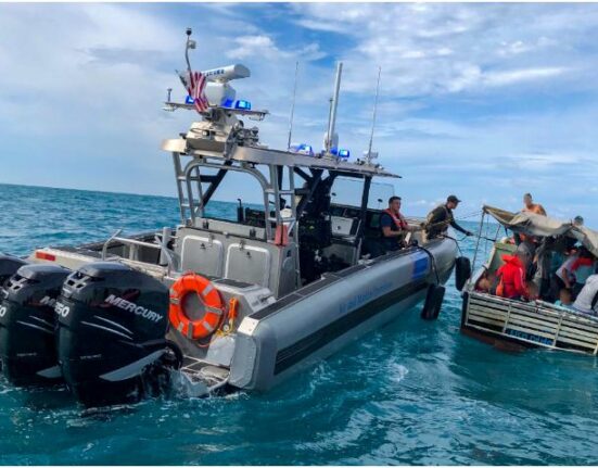 Guardia Costera de EE.UU. repatria 64 balseros cubanos