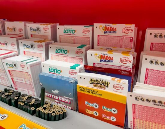 Mujer del sur de la Florida se gana un millón de dólares jugando a un raspadito de la lotería