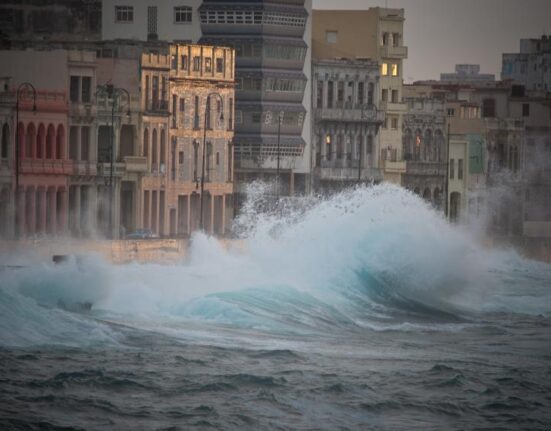 El huracán Ian tras su retirada de territorio cubano deja su rastro con penetración del mar en el Malecón de La Habana