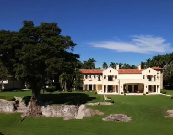 Mansión de Adrienne Arsht en Miami se vende por 43 millones de dólares menos del precio pedido; vendida por 106.9 millones de dólares