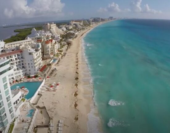 Desembarcan en playa de Cancún un grupo de balseros cubanos