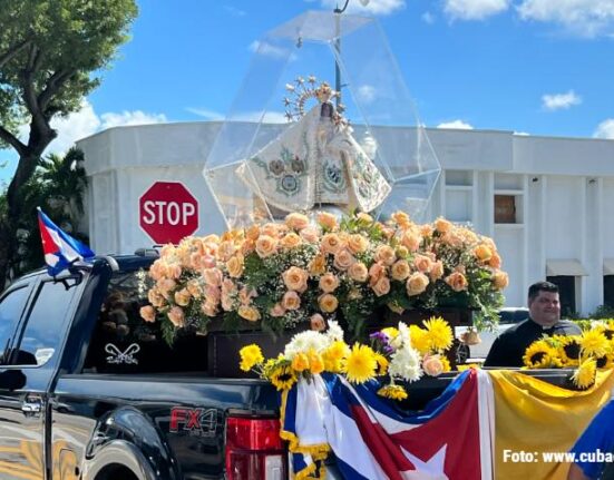 La virgen de la Caridad del Cobre realiza procesión por toda la ciudad de Miami