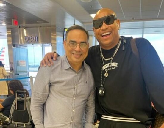 Alexander Delgado comparte una foto junto a Gilberto Santa Rosa en sus redes sociales: "Con el maestro"