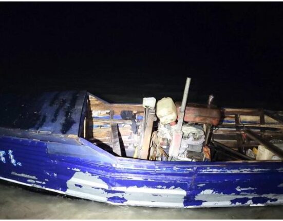 Grupo de 26 balseros cubanos llega a Key Biscayne en Miami
