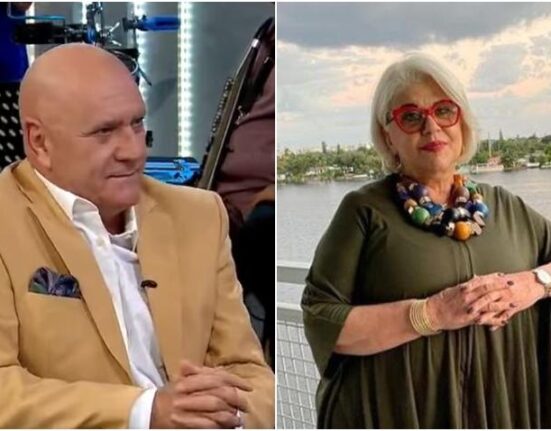 Presentador cubano Carlos Otero felicita a la actriz Susana Pérez por sus 50 años de carrera artística