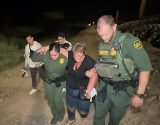 Impactante video muestra el rescate de una anciana abandonada por coyotes en la frontera entre México y Arizona