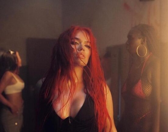 Karol G actuó como toda una profesional cuando en pleno show se le cae la falda y continuó sin interrumpir el tema que estaba interpretando