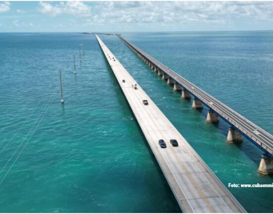 Rescatan a balsero cubano aferrado al puente de las siete millas en los Cayos de la Florida