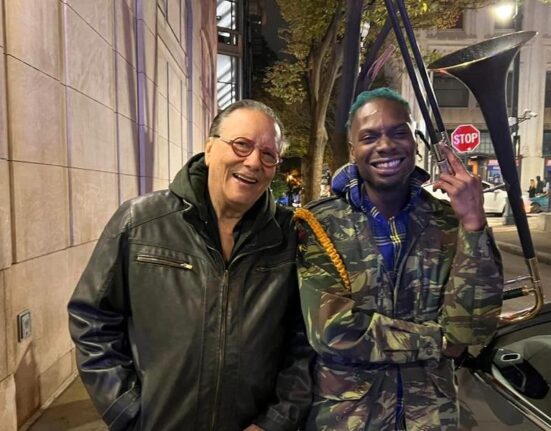 Arturo Sandoval impresionado por el talento de un músico callejero en Atlanta
