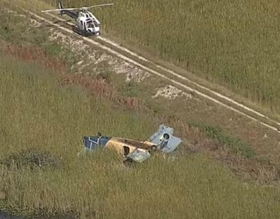 Avión se estrella en los Everglades y rescatan a dos personas