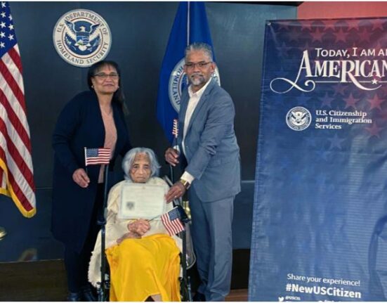 Cubana de 111 años de edad se convierte en una de las mujeres de más edad que juran como ciudadana de Estados Unidos