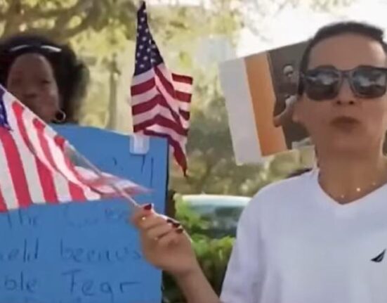 Cubanos con pancartas frente a la sede del Departamento de Inmigración y Control de Aduanas (ICE) para pedir por sus familiares detenidos en frontera