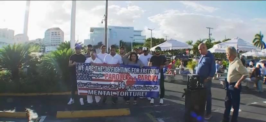 Cubanos con orden de deportación se manifiestan pacíficamente frente al Versailles en Miami