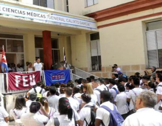 Profesor cubano asegura que en dos años han emigrado el 30% de sus alumnos: "Cada vez que paso la lista hay menos"