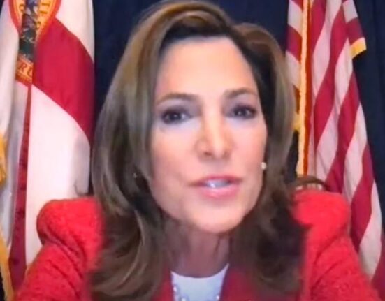Congresista cubanoamericana María Elvira Salazar gana la reelección para el Congreso