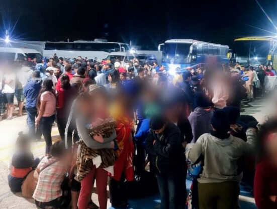 Autoridades mexicanas detienen a un grupo de migrantes cubanos en un intento de fuga de autobuses en Veracruz