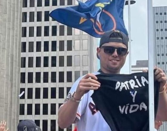 Pelotero cubano Aledmys Díaz muestra la consigna Patria y Vida celebrando el triunfo por las calles de Houston