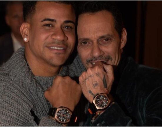 Cubano Randy Malcom junto a Marc Anthony en la presentación de la línea de relojes Bulova del salsero del Bronx