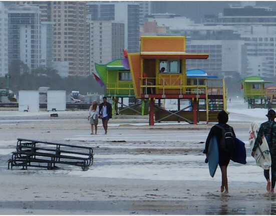 Surfistas aprovechan las olas en Miami Beach producto de la tormenta Nicole
