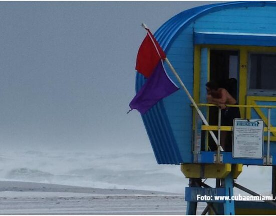 Miami queda fuera del cono de la tormenta Nicole a medida que se fortalece y avanza hacia el Sur de Florida