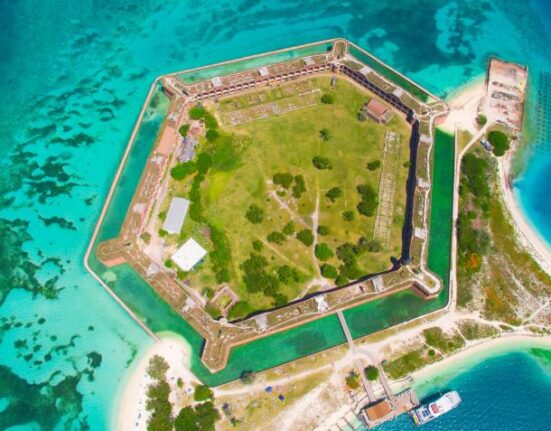 Cierran parque en Cayos de Florida por la llegada de casi 300 balseros cubanos en solo dos días