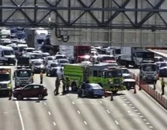 Auto se vuelca en el Palmetto Expressway; una persona tuvo que ser sacada en helicóptero