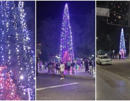 Árbol de Navidad en la calle sorprende a los residentes en La Habana