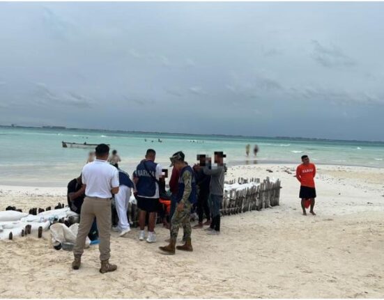 Ocho inmigrantes cubanos llegan en balsas a Islas Mujeres en México