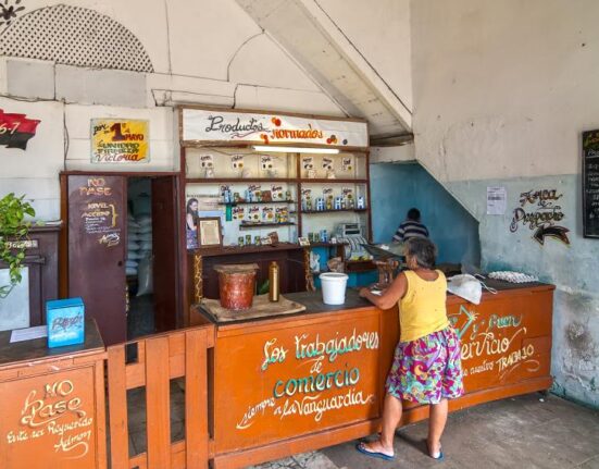 Denuncian que en La Habana, un bodeguero vendió mandados de vecinos que compran en el establecimiento donde trabaja y se fue del país