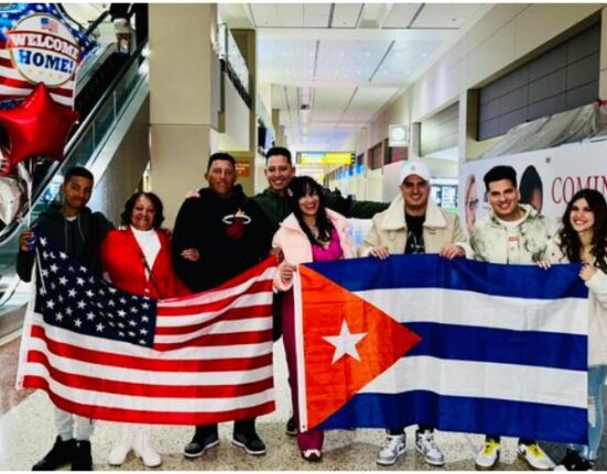 Llegan a Estados Unidos un padre y su hijo que salieron de Cuba en una peligrosa travesía en balsa