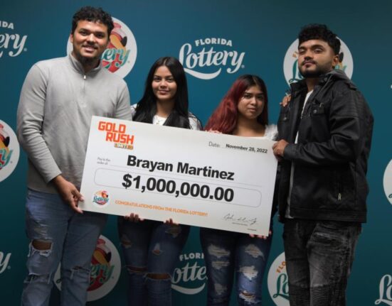 Joven gana un millón de dólares con un raspadito de Lotería en Florida
