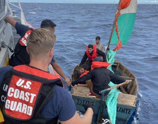 Guardia Costera busca a 22 balseros cubanos cuyo bote se volcó en el mar