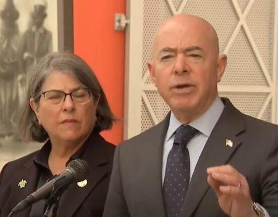 Secretario de Seguridad Nacional en Miami defiende el programa de parole y lanza advertencia a los que intenten entrar de manera ilegal