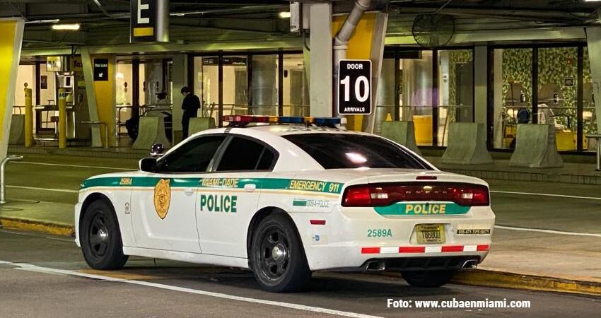 Terminales cerradas en el Aeropuerto Internacional de Miami por investigaciรณn de objeto sospechoso aeropuerto-miami-dade-policia (1)