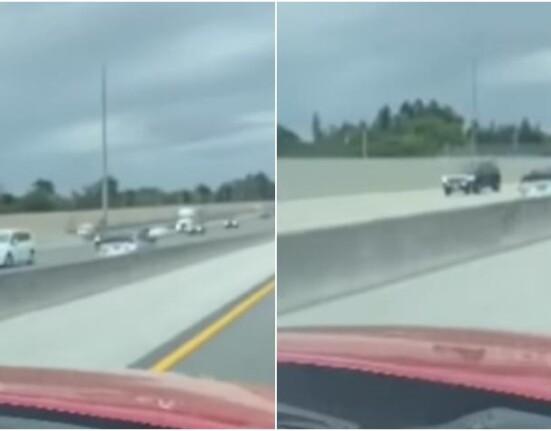 Auto en camara contrario por la autopista en Miami