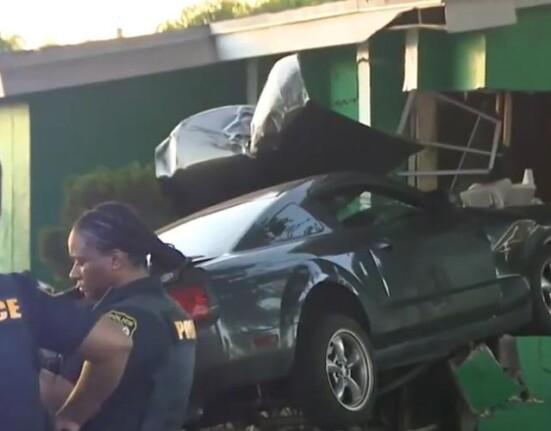 Adolescente estrella su auto Mustang contra una casa en el Sur de la Florida
