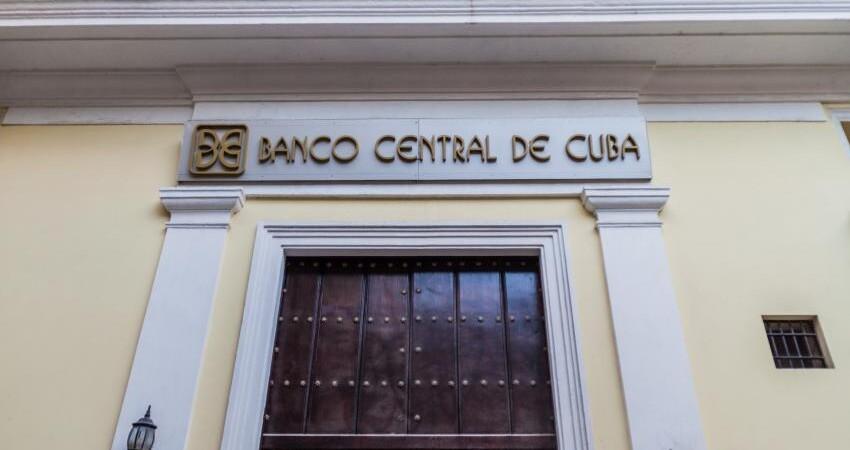 Nuevo revés para la economía cubana: régimen anuncia suspensión de operaciones con Visa y Mastercard banco-en-cuba