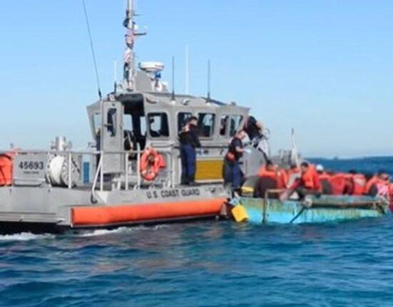 Guardia Costera impide a grupo de balseros cubanos desembarcar en los Cayos de la Florida