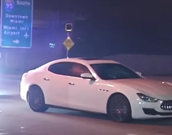 Mujer que conducía un Maserati por la I-95 en Miami fue baleada desde otro auto